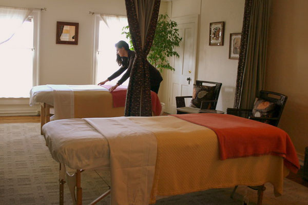 The Beauty Spa offers comfort, nourishment and delight in the application of quality skin and body treatments, the use of potent plant and natural products, and fragrant supportive atmosphere.